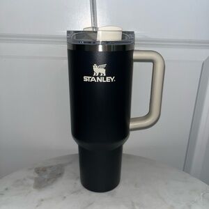 Stanley Midnight Black Tumbler with Cream Handle
Used -Good Condition